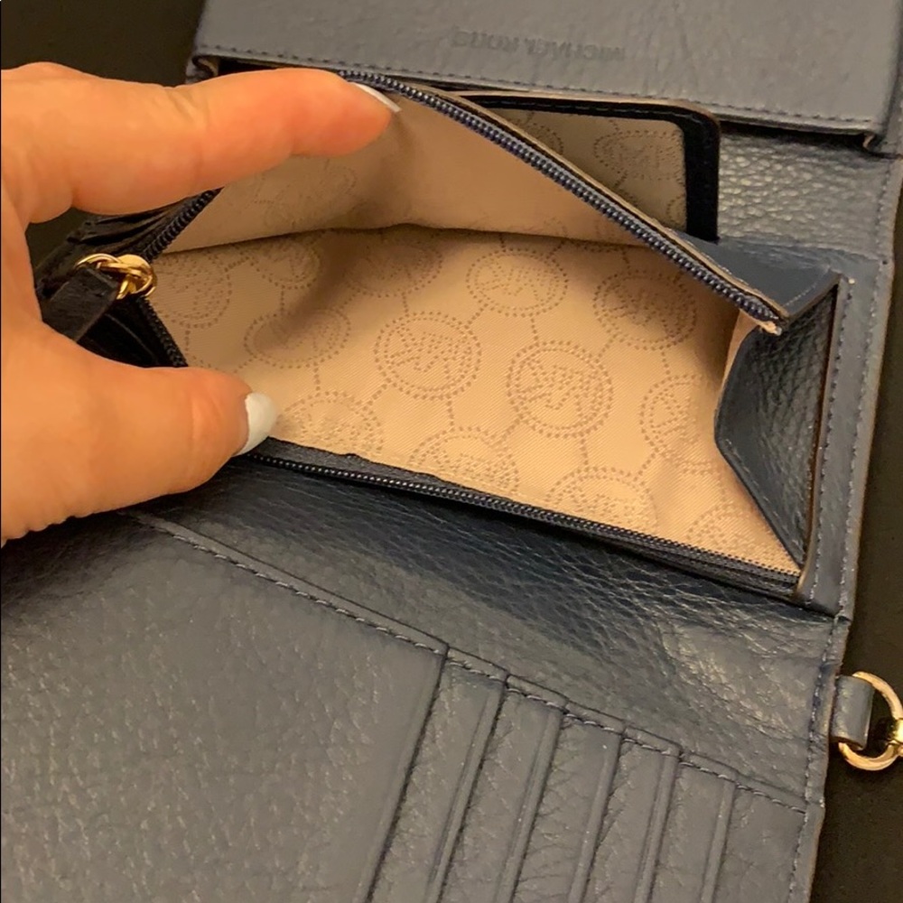 Michael Kors Wristlet: Fulton Large Multi-Function - Picture 7 of 8